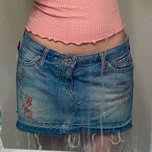 Denim mini skirt with floral detail by the brand hint jeans